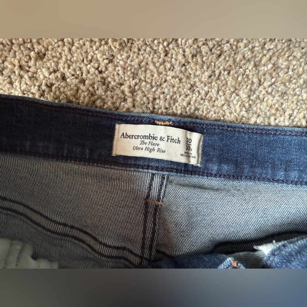 Abercrombie “The Flare” Jeans Curve Love - Picture 2 of 2